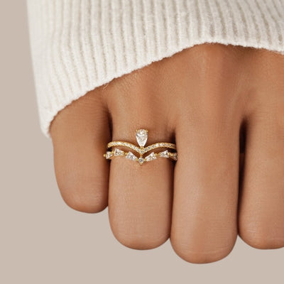 Anillo Dorado con Cristales Elegantes