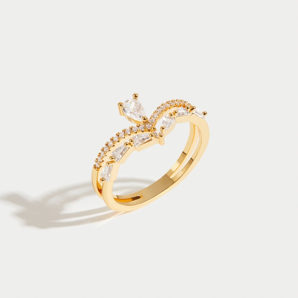 Anillo Dorado con Cristales Elegantes