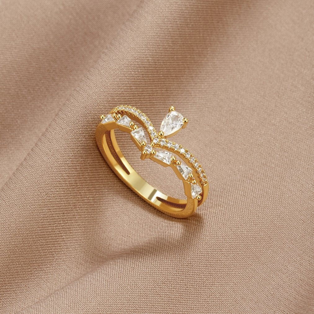 Anillo Dorado con Cristales Elegantes