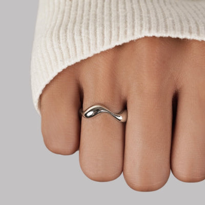 Anillo de Plata con Diseño de Olas Minimalistas