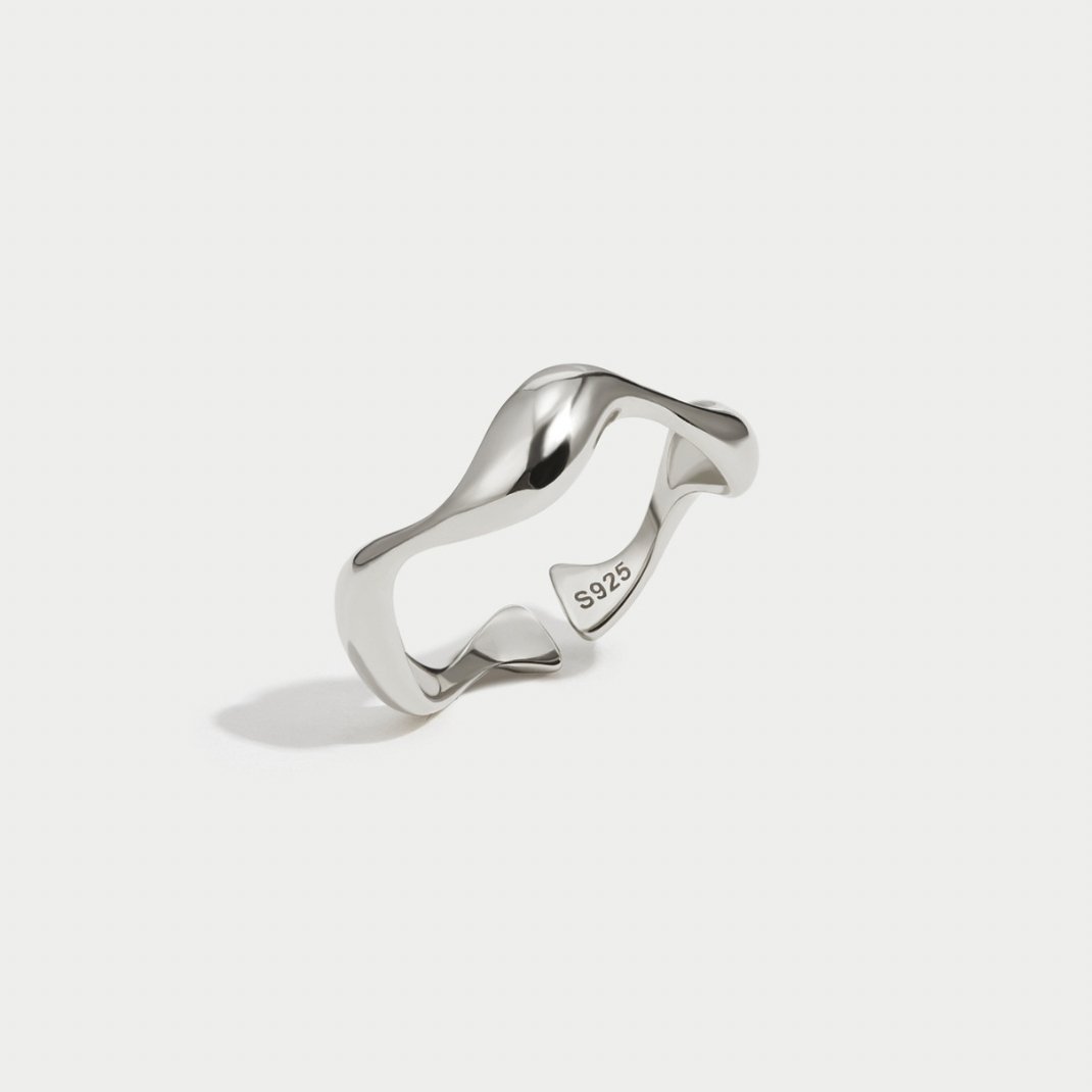 Anillo de Plata con Diseño de Olas Minimalistas