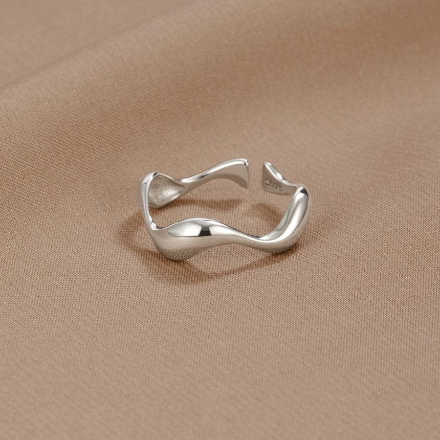Anillo de Plata con Diseño de Olas Minimalistas