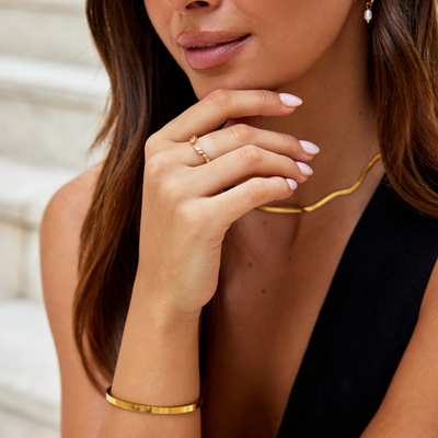 Anillo Dorado Abierto con Detalles de Cristal