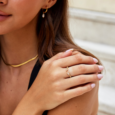 Anillo Dorado Abierto con Detalles de Cristal