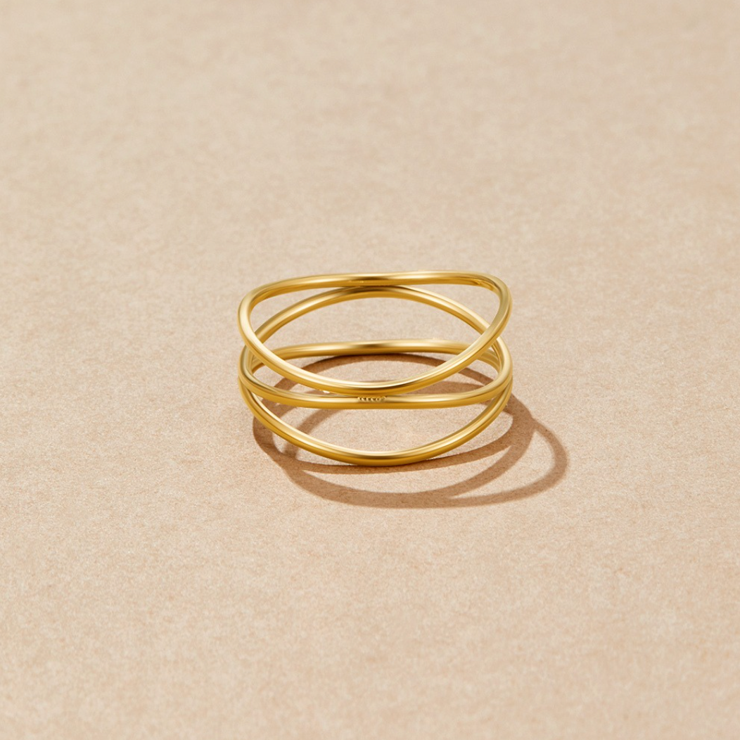 Anillo Dorado con Diseño Infinito