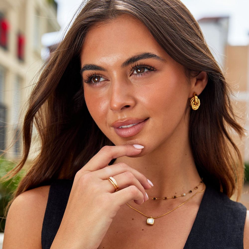 Anillo Dorado Superpuesto con Detalle Nacarado