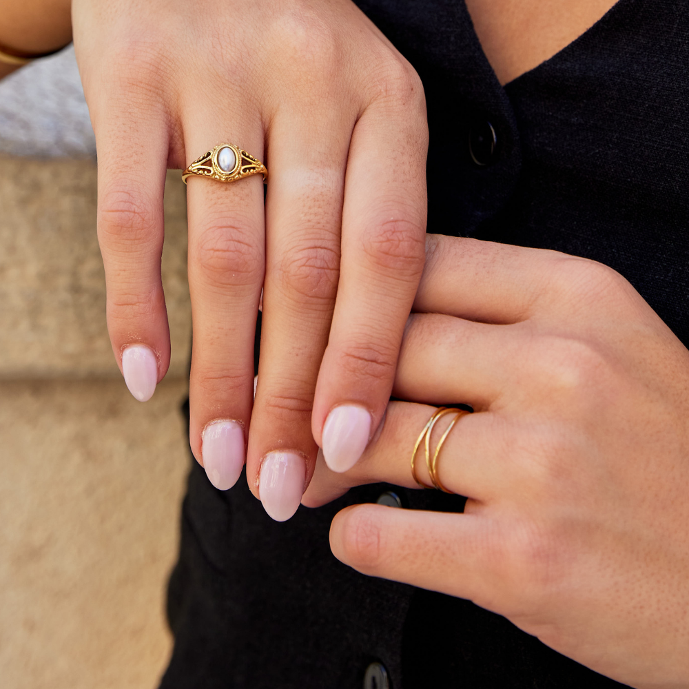 Anillo Dorado con Diseño Infinito