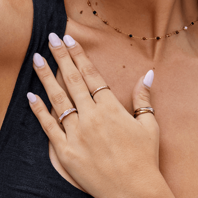 Anillo Banda con Detalles Brillantes