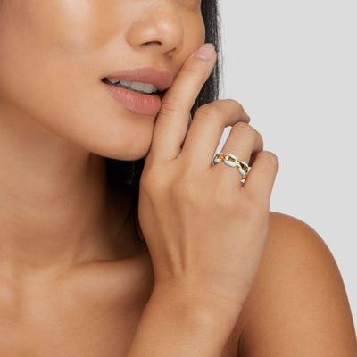 Anillo de Cadena Dorada con Detalles en Azul Pastel