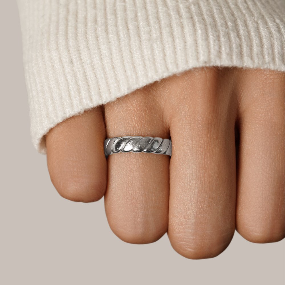 Anillo Plata con Diseño Trenzado