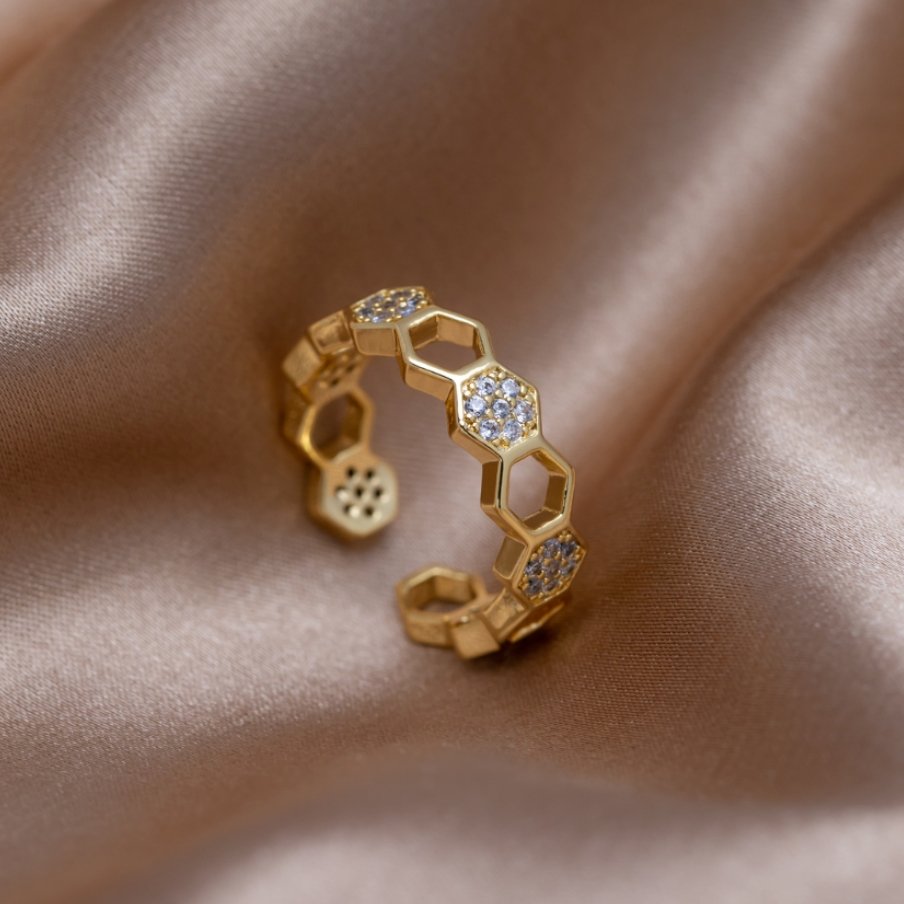 Anillo Dorado con Diseño de Panal y Cristales