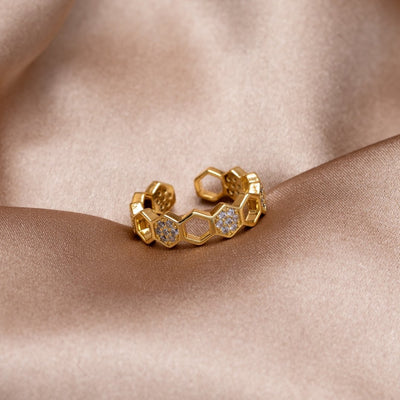 Anillo Dorado con Diseño de Panal y Cristales
