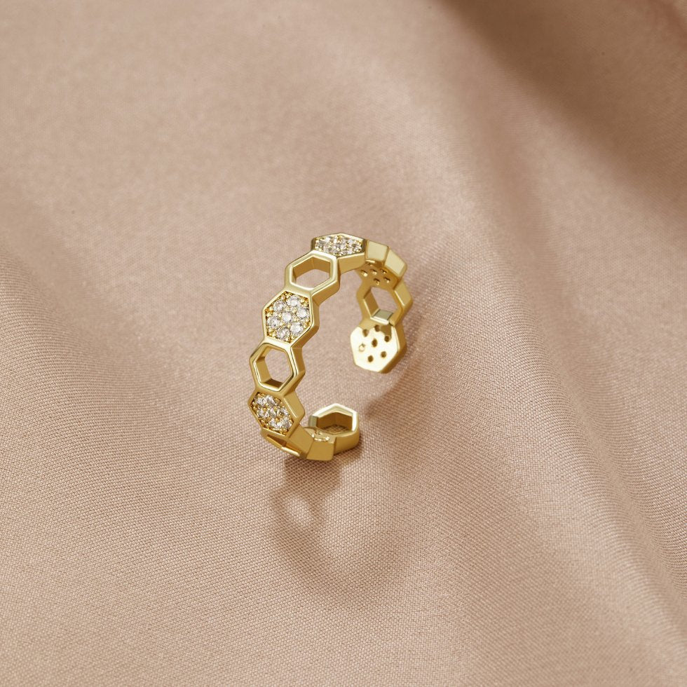 Anillo Dorado con Diseño de Panal y Cristales