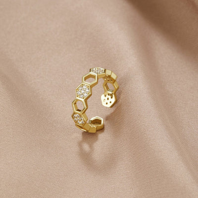 Anillo Dorado con Diseño de Panal y Cristales