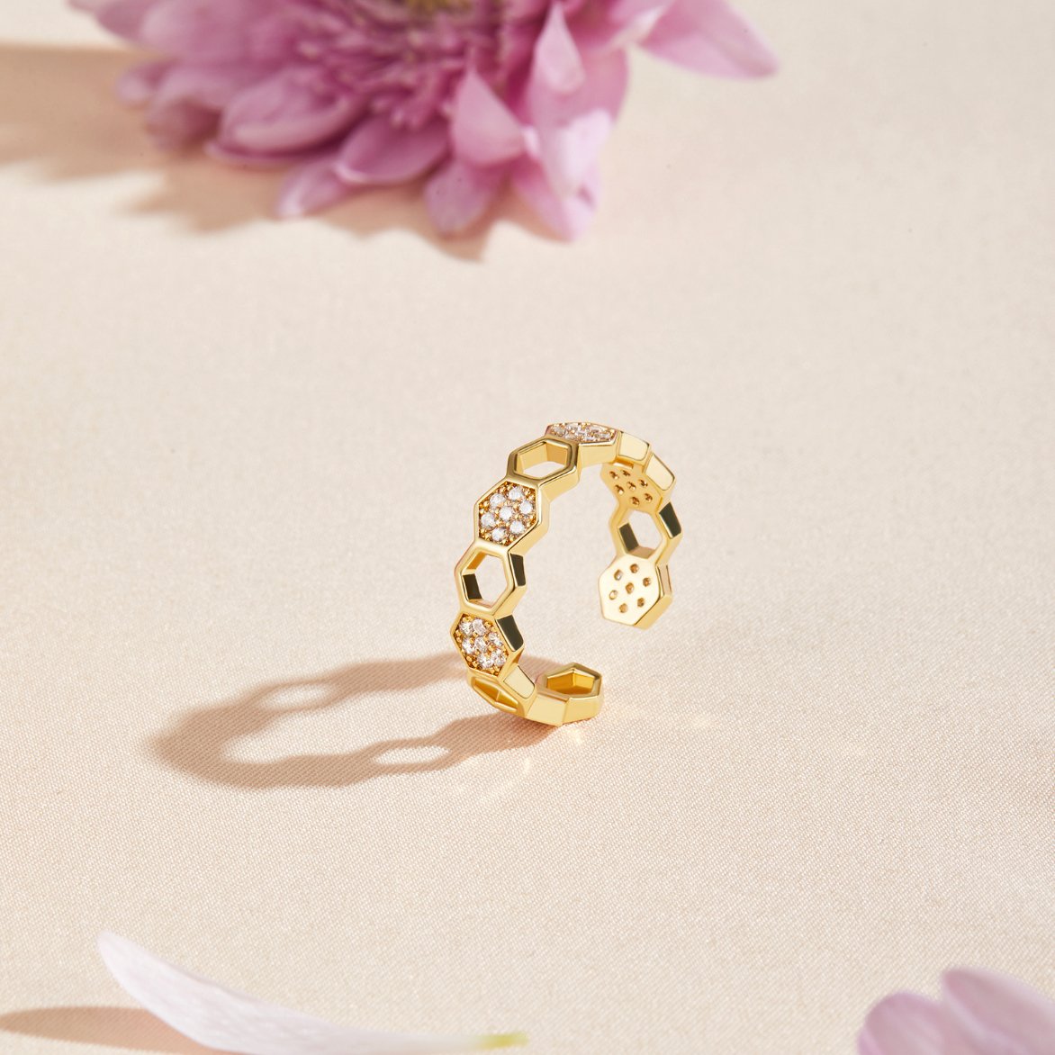 Anillo Dorado con Diseño de Panal y Cristales
