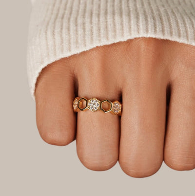 Anillo Dorado con Diseño de Panal y Cristales