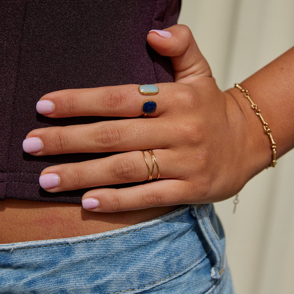 Anillo Dorado con Diseño Infinito