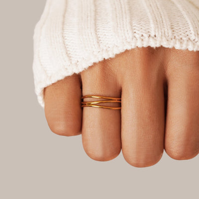 Anillo Dorado con Diseño Infinito