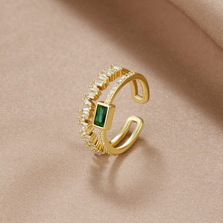 Anillo Dorado Abierto con Cristales y Piedra Verde