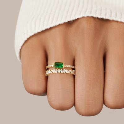 Anillo Dorado Abierto con Cristales y Piedra Verde