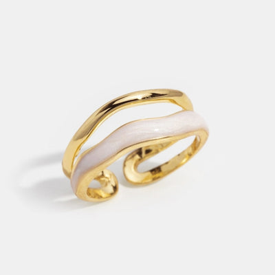 Anillo Dorado Superpuesto con Detalle Nacarado