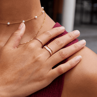 Anillo Dorado Superpuesto con Detalle Nacarado