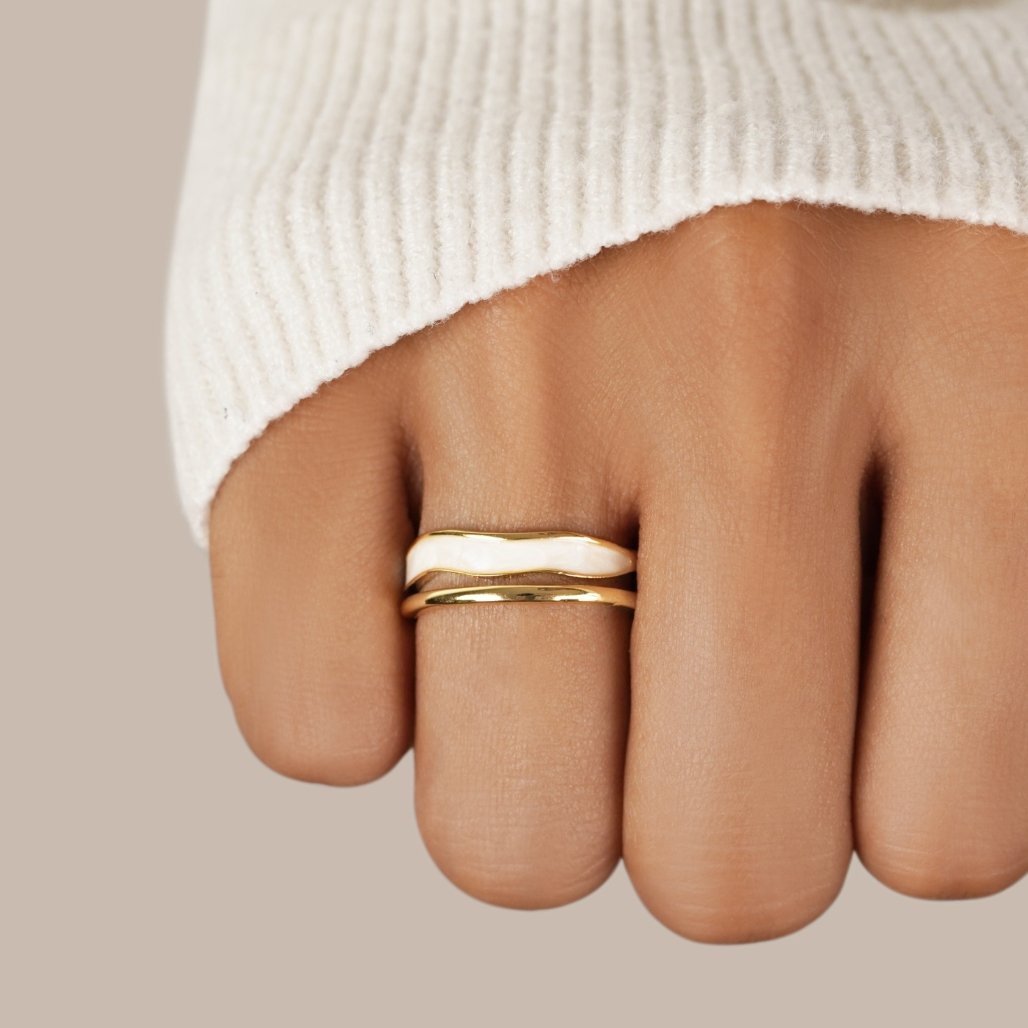 Anillo Dorado Superpuesto con Detalle Nacarado