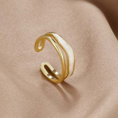 Anillo Dorado Superpuesto con Detalle Nacarado