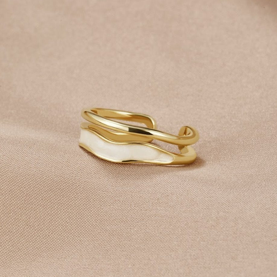 Anillo Dorado Superpuesto con Detalle Nacarado