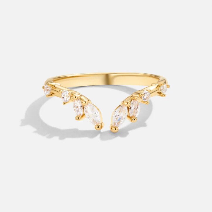 Anillo Dorado Abierto con Detalles de Cristal