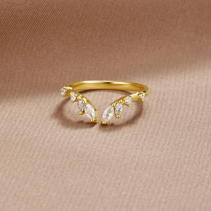 Anillo Dorado Abierto con Detalles de Cristal
