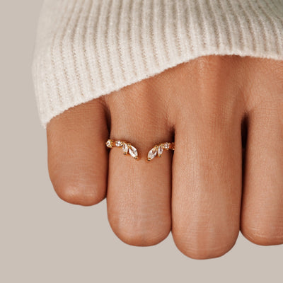 Anillo Dorado Abierto con Detalles de Cristal