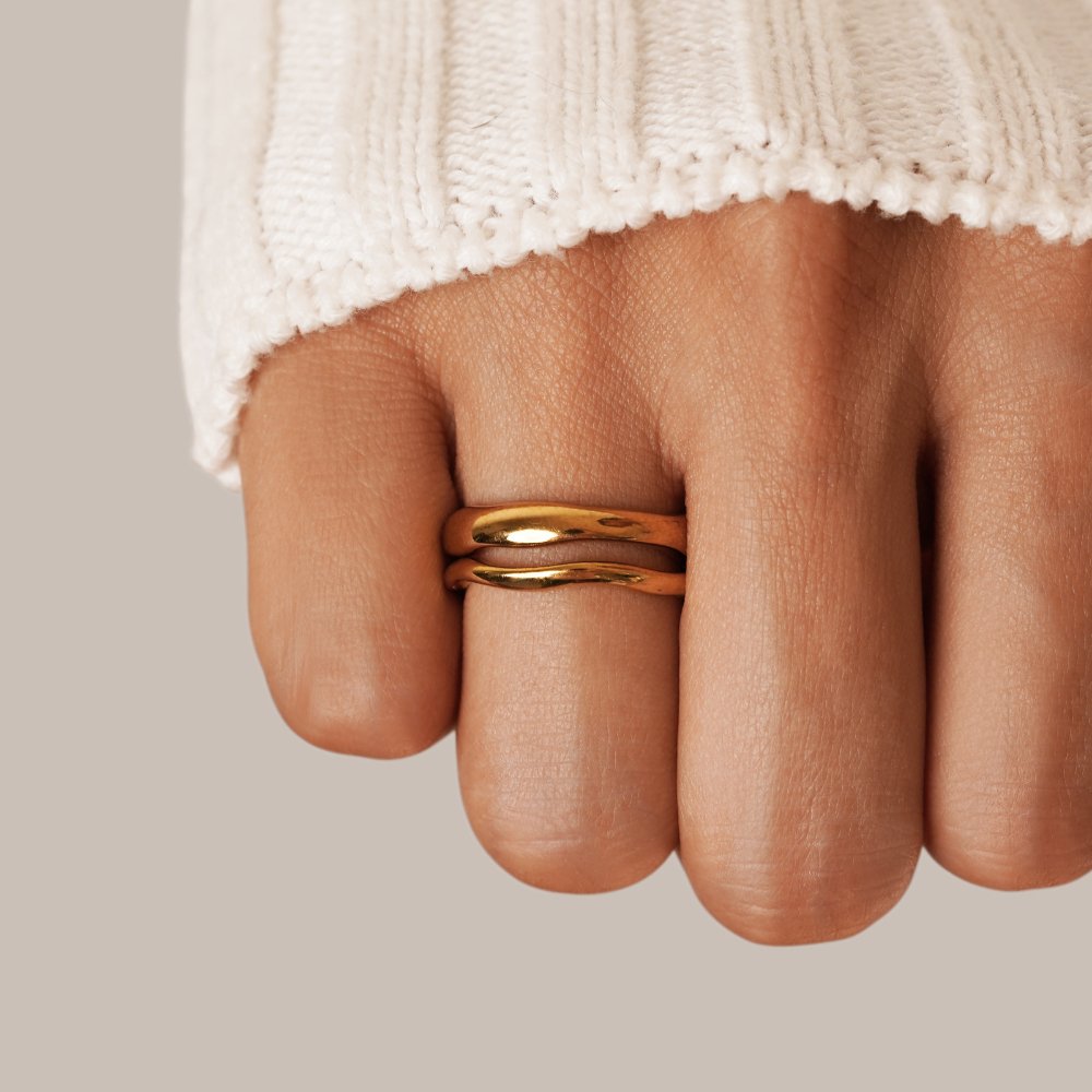 Conjunto de Anillos Dorados Ondulados