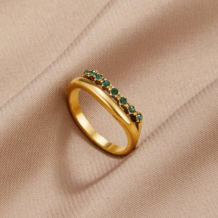 Anillo Dorado con Piedras Verdes en Fila