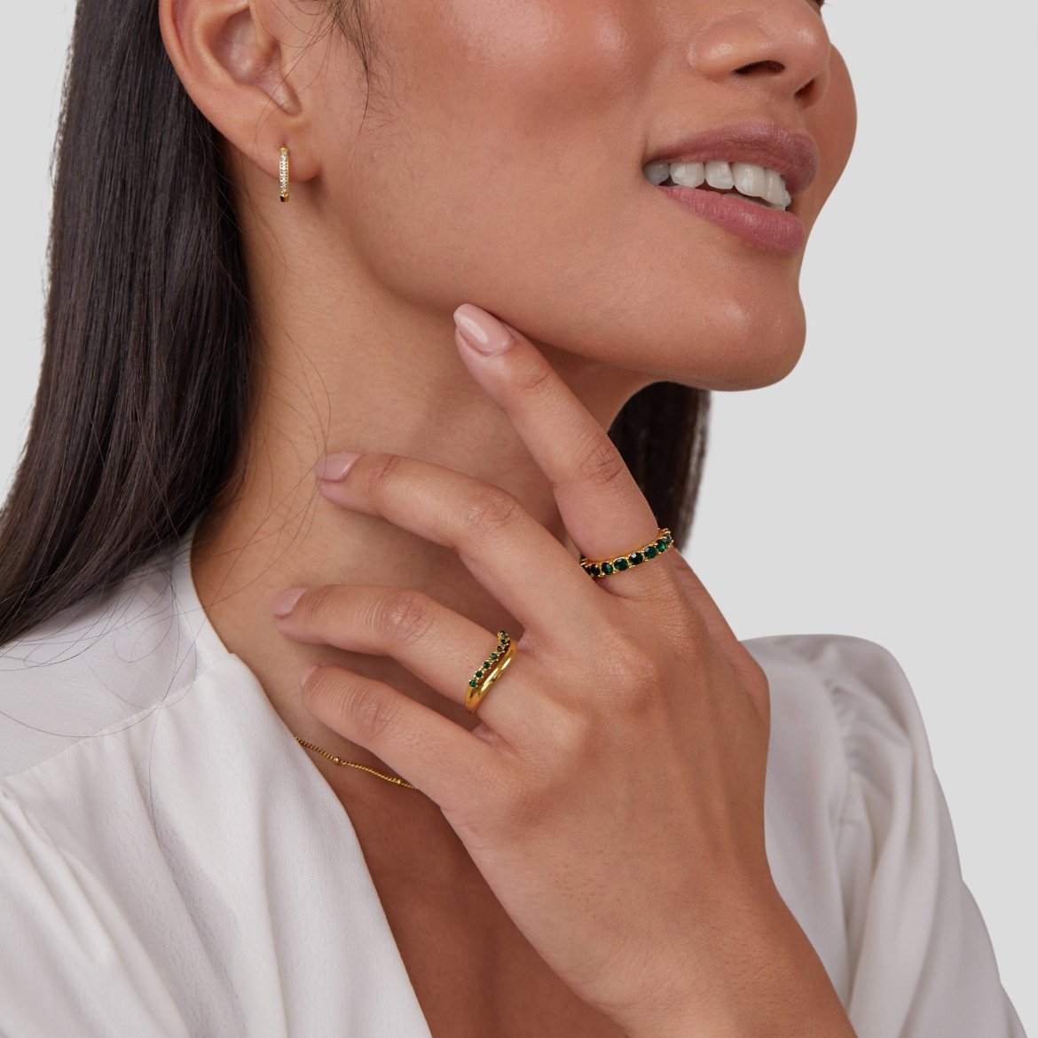 Anillo Dorado con Piedras Verdes en Fila