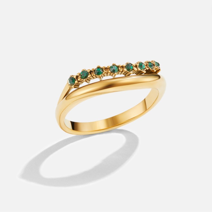 Anillo Dorado con Piedras Verdes en Fila