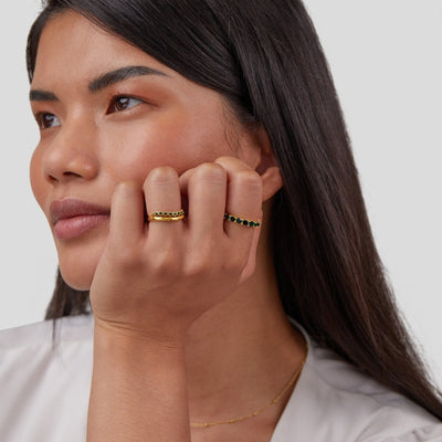 Anillo Dorado con Piedras Verdes en Fila