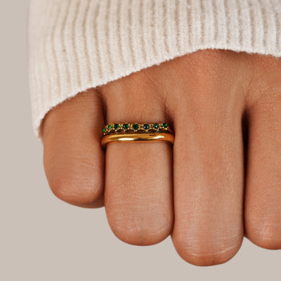 Anillo Dorado con Piedras Verdes en Fila