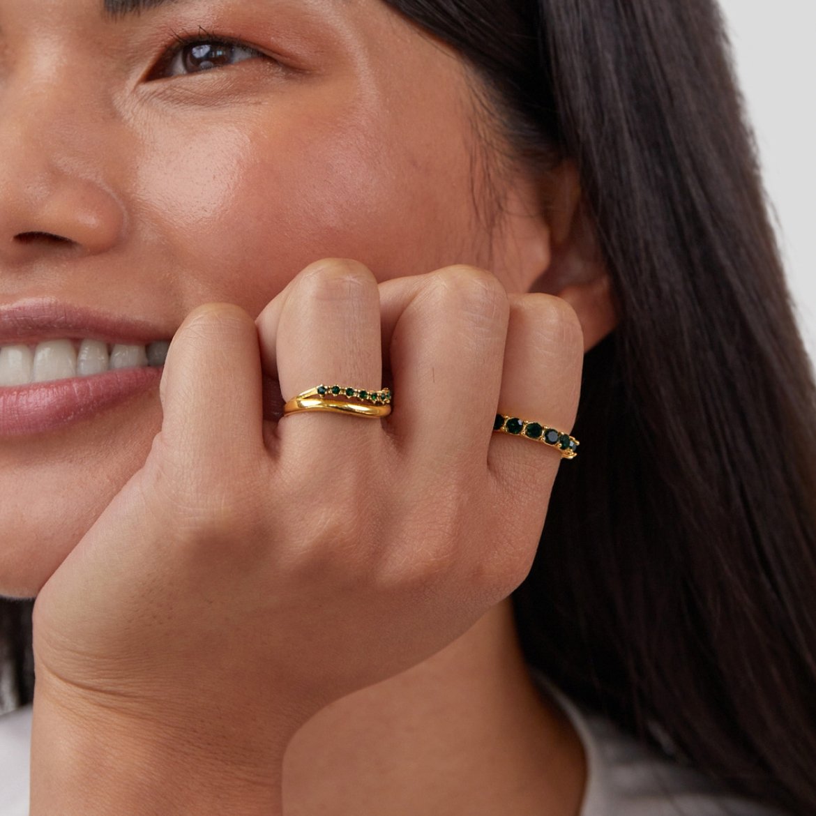 Anillo Dorado con Piedras Verdes en Fila
