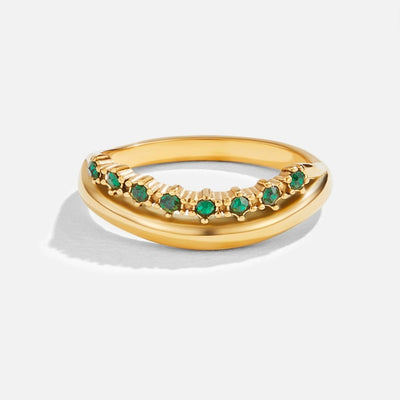 Anillo Dorado con Piedras Verdes en Fila