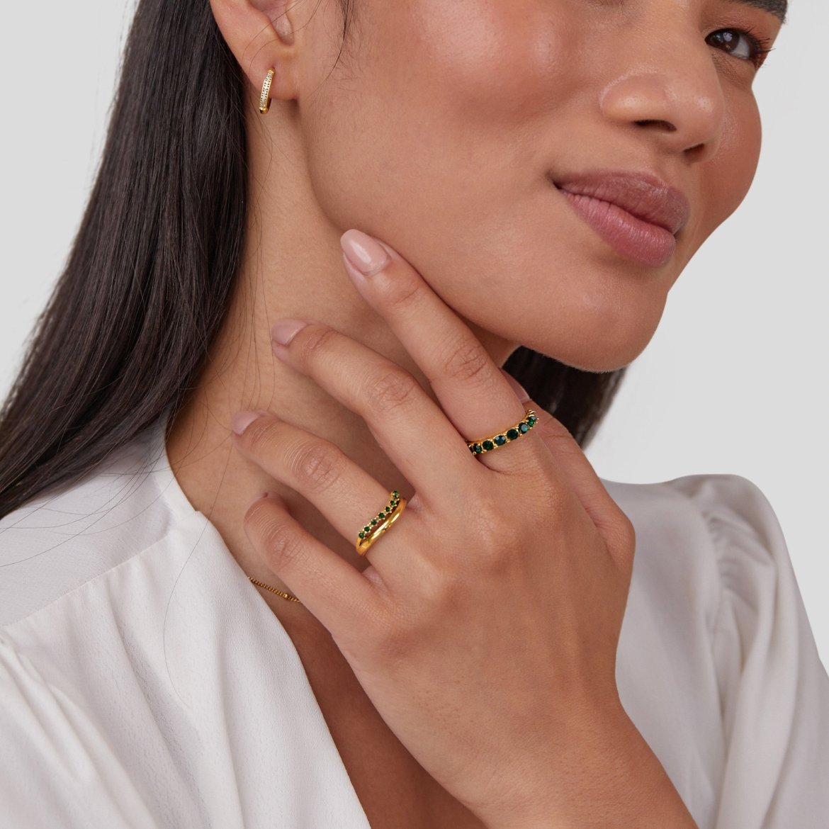 Anillo Dorado con Piedras Verdes en Fila