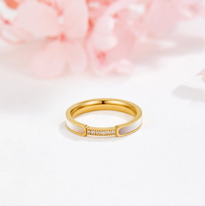 Anillo Dorado con Nácar y Detalles de Cristal