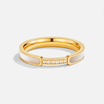 Anillo Dorado con Nácar y Detalles de Cristal