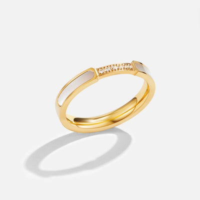 Anillo Dorado con Nácar y Detalles de Cristal