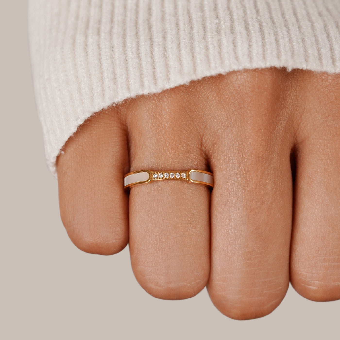 Anillo Dorado con Nácar y Detalles de Cristal