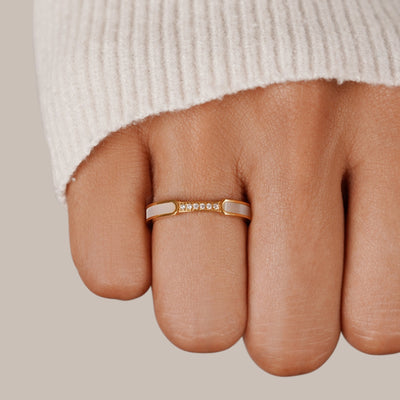 Anillo Dorado con Nácar y Detalles de Cristal