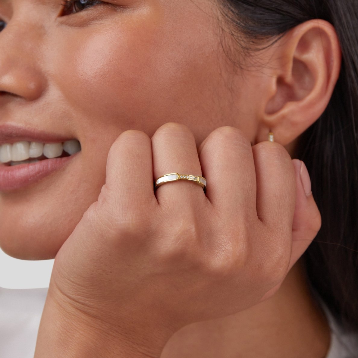 Anillo Dorado con Nácar y Detalles de Cristal