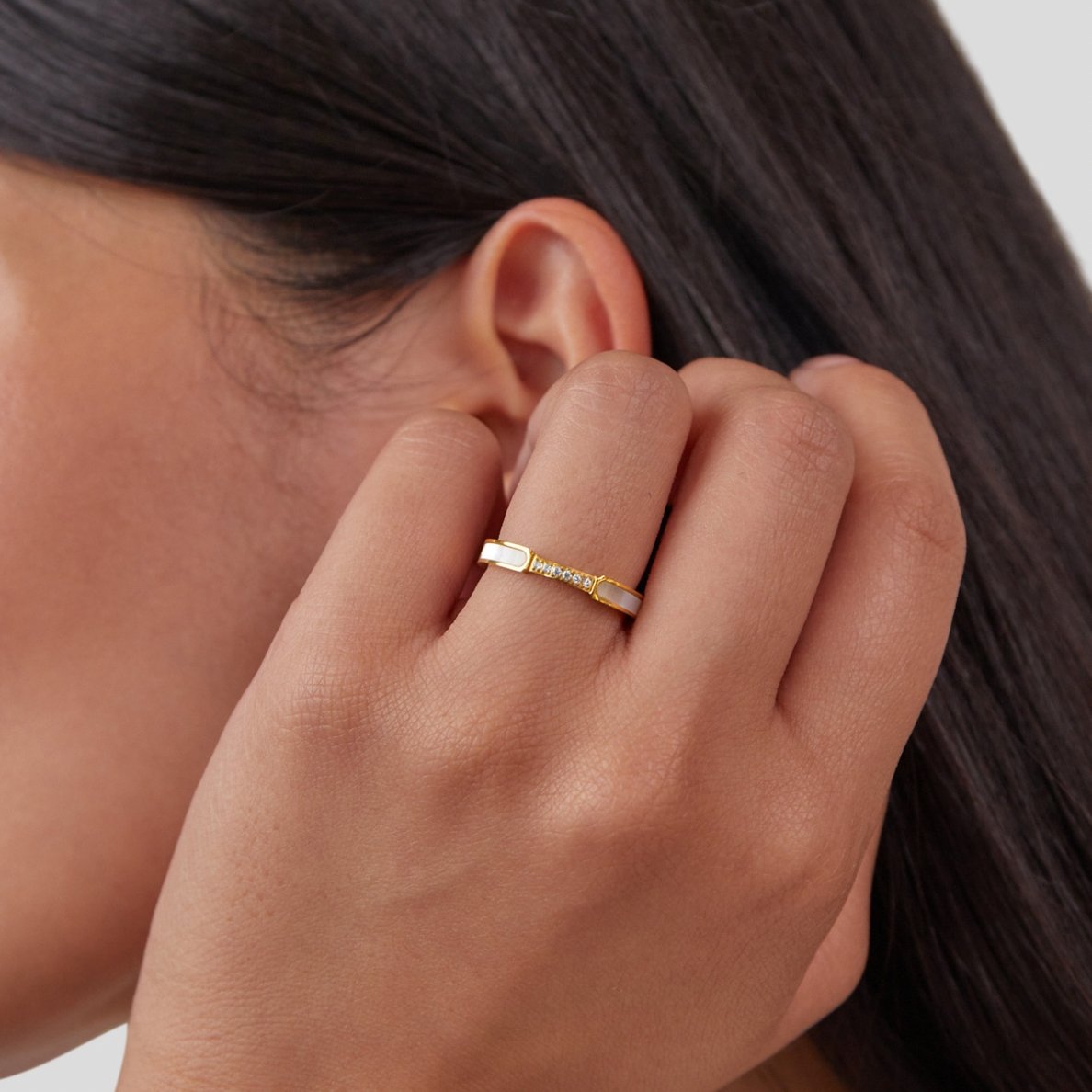 Anillo Dorado con Nácar y Detalles de Cristal