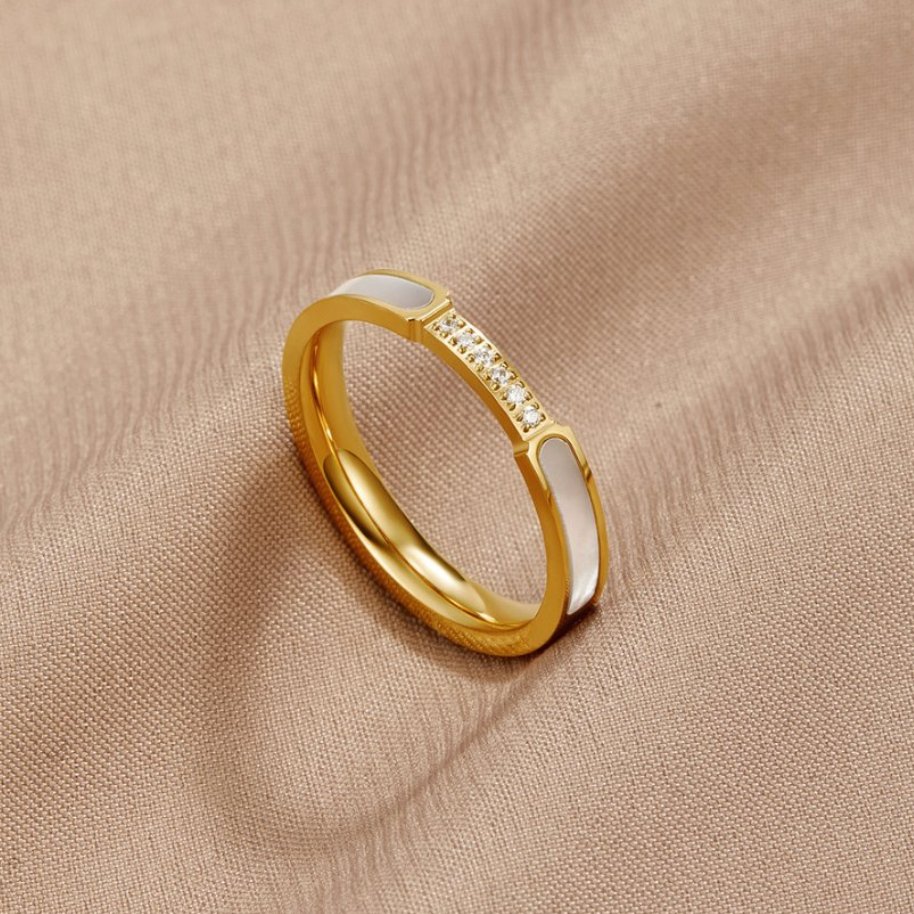 Anillo Dorado con Nácar y Detalles de Cristal
