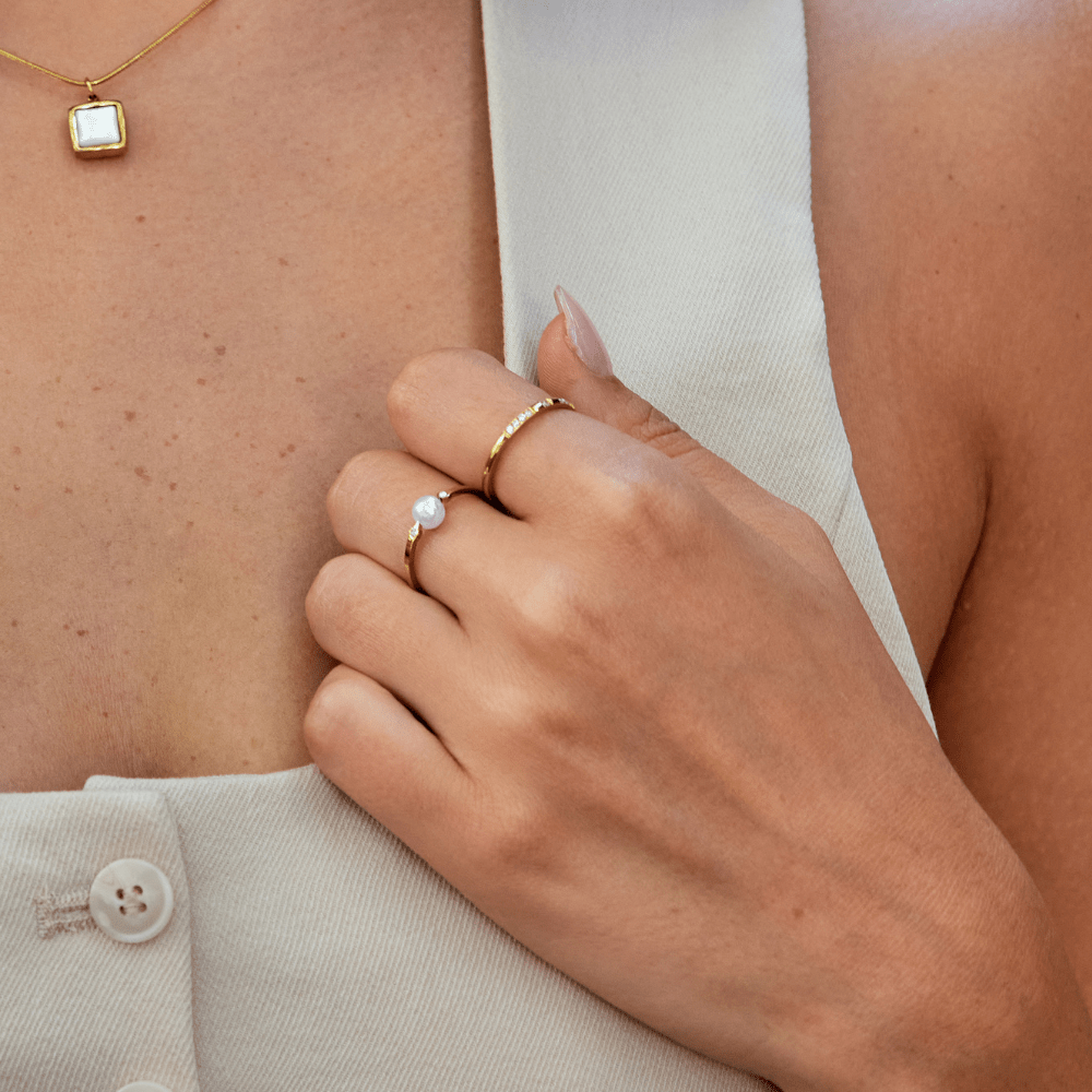 Anillo con Perla y Detalles Brillantes